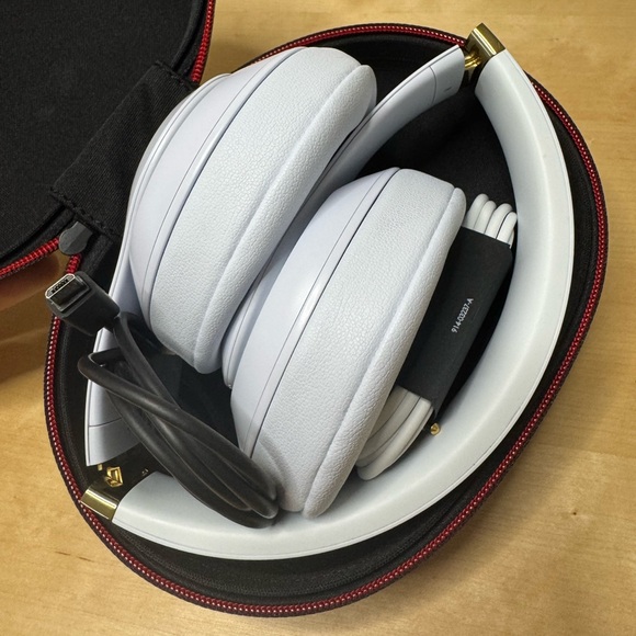 Beats Studio3 Over-Ear Bluetooth Headphones in White w/ Pure ANC - Picture 2 of 15